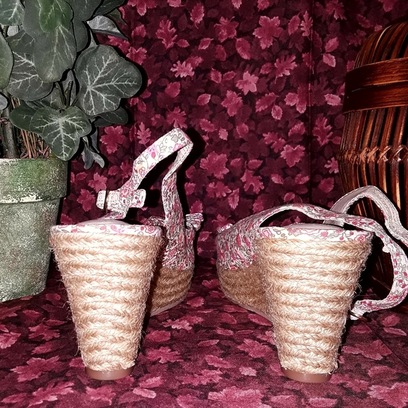 NWOT Unisa Sandals - Picture 3 of 8